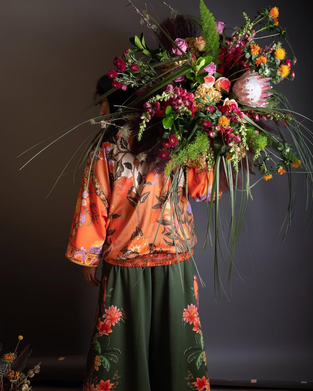 Dia de floreio com a Gabi Nora aqui na Galeria Botânica 🌻🌷🪷… Workshop Arranjos Cotidianos!